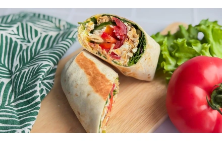 Białkowa tortilla z jajkiem, twarogiem i warzywami